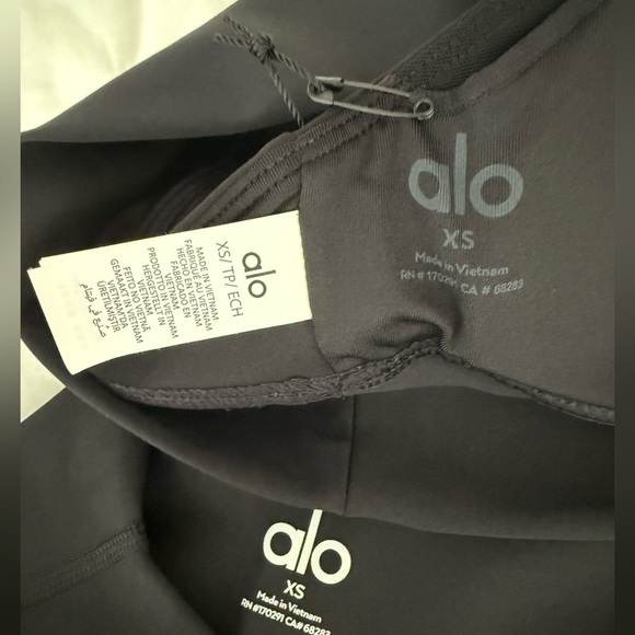 Alo Yoga Set - Airlift Devine Bra XS and 5" Airlift Energy Short set XS Black - Picture 6 of 6